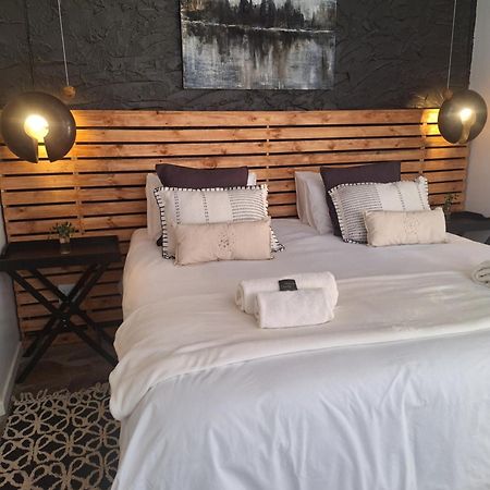 Exquisite Private Luxury Suite With King Bed At Bokmakierie Villas Windhoek Extérieur photo
