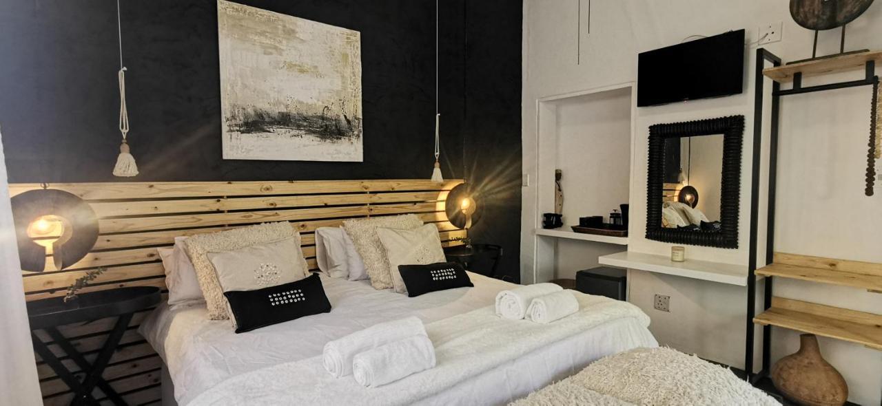 Exquisite Private Luxury Suite With King Bed At Bokmakierie Villas Windhoek Extérieur photo
