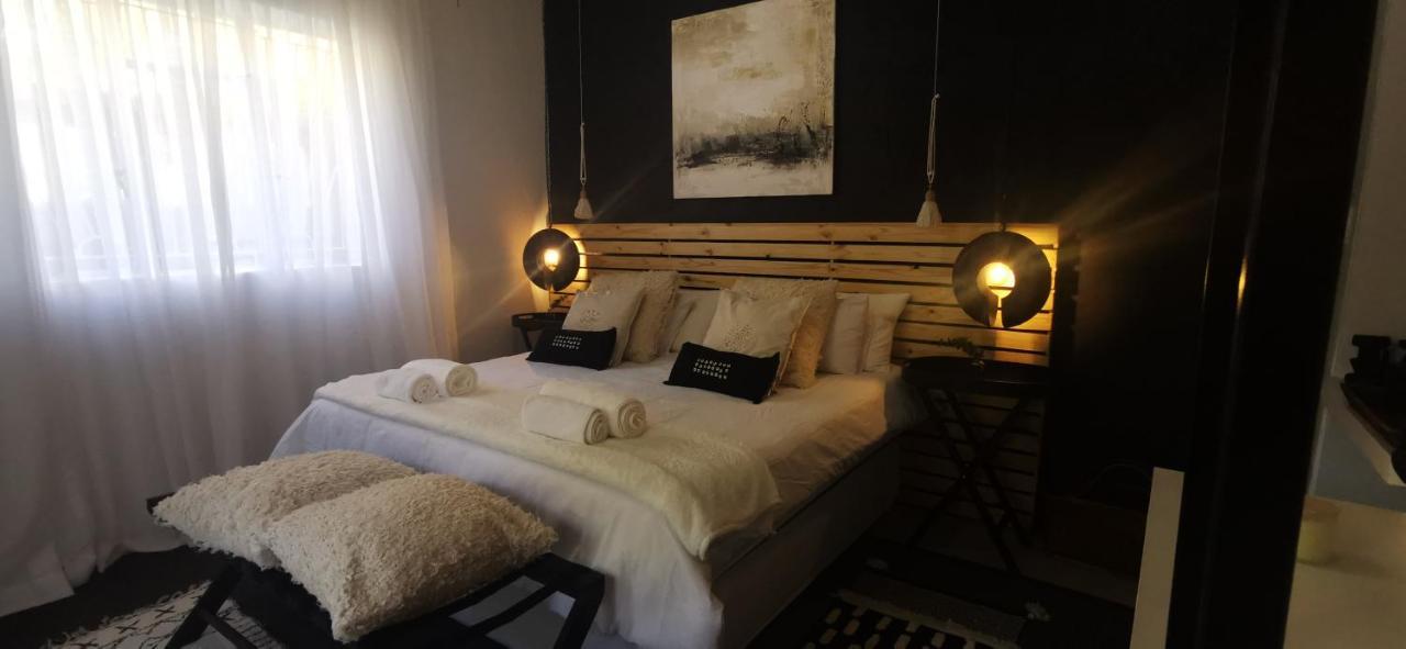 Exquisite Private Luxury Suite With King Bed At Bokmakierie Villas Windhoek Extérieur photo