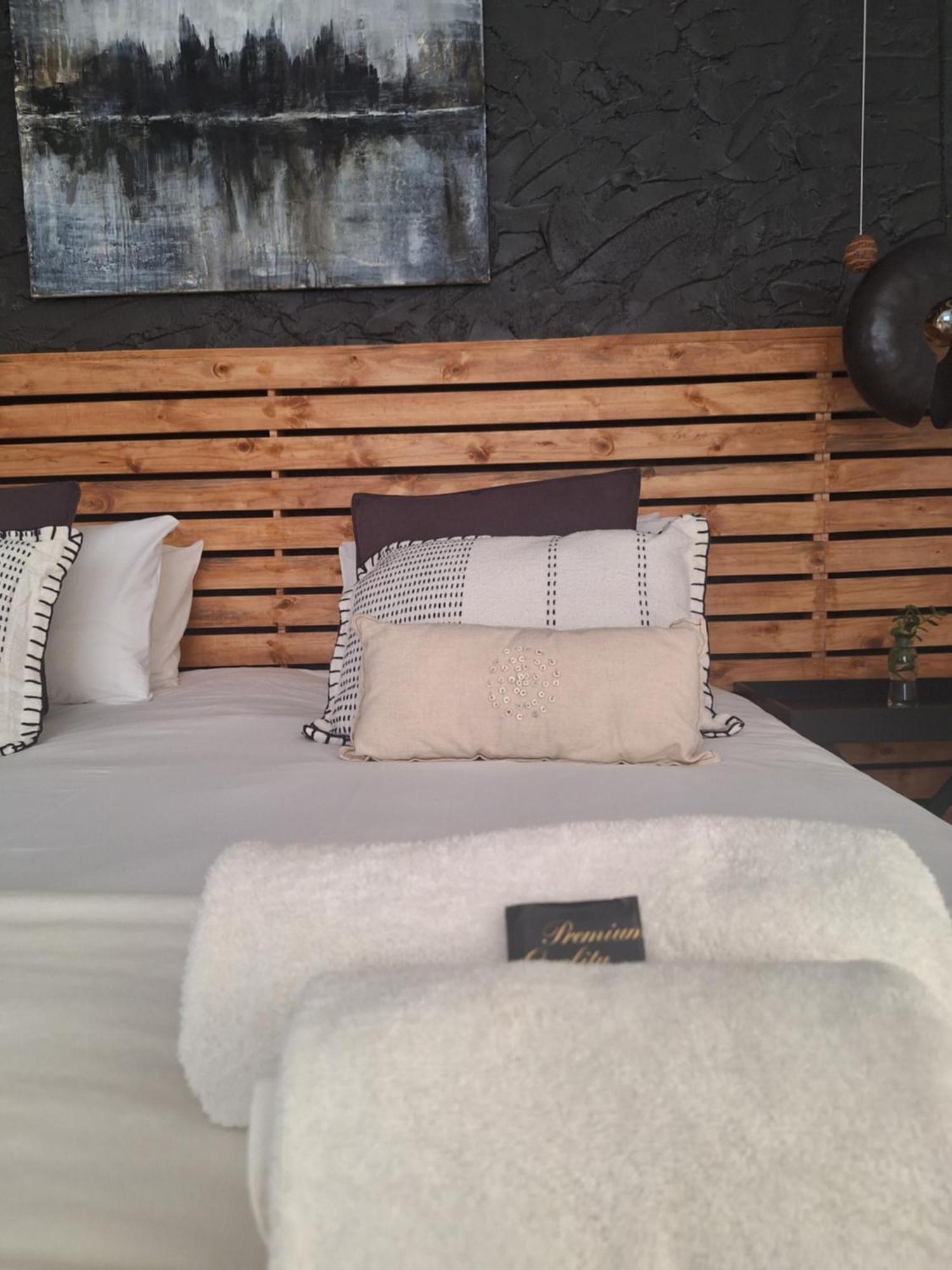 Exquisite Private Luxury Suite With King Bed At Bokmakierie Villas Windhoek Extérieur photo